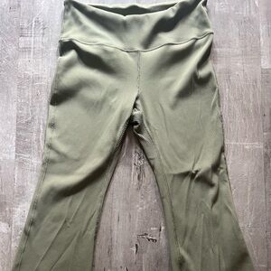 Athleta Elation Capri flare ribbed green Sz XL exc cond